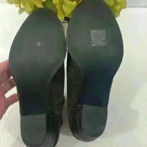 Dolce Vita Suede Ankle Boots Size 8 , Elastic on both sides, no zipper pre owned - Picture 5 of 6